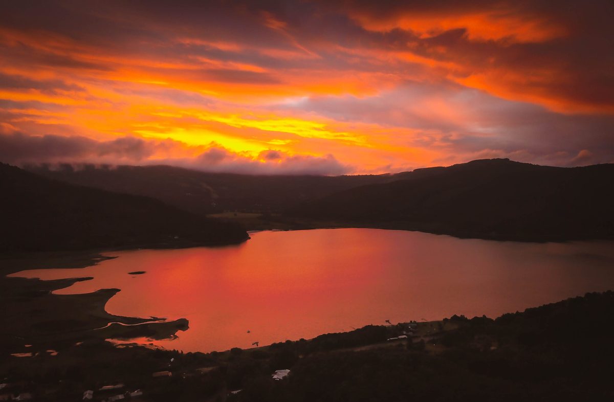 Atardecer sobre el lago Lanalhue visto desde los cerros de Contulmo